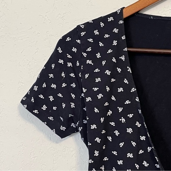 Brandy Melville Black & White Cropped Wrap Top - Picture 4 of 8